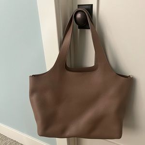 Cuyana System Tote with three accessories. Color- cappuccino.